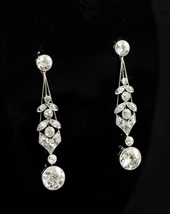 A good pair of 1920s platinum and diamond drop earrings, approx. 1.5in.